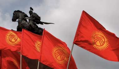 Токаев поздравил президента Кыргызстана с 35-летием независимости