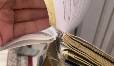 Порванные учебники выдали школьникам на юге Казахстана