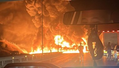«Полыхало как в аду»: грузовик с 22 тоннами масла сгорел на трассе в Туркестанской области