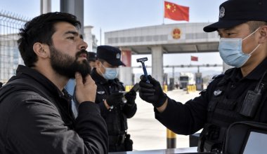 С бородой нельзя? Казахстанцев заставляют бриться перед въездом в Китай