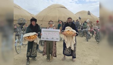 Не только бешбармак: Арсен Томский раздал баурсаки гостям Burning Man