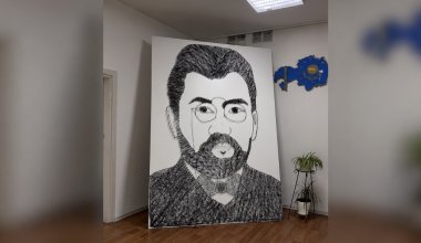 Огромный портрет Ахмета Байтурсынова собрали из гвоздей и нитей в Астане