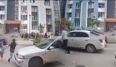 Двоих детей сбили во дворе ЖК под Алматы
