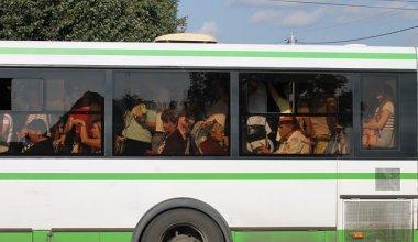 Школьники штурмуют автобусы в Астане: родители бьют тревогу
