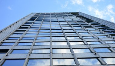 Девушка выпала из окна и упала на коляску с ребёнком в Астане: оба погибли