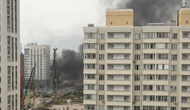 Строящийся жилой дом горит на левом берегу Астаны