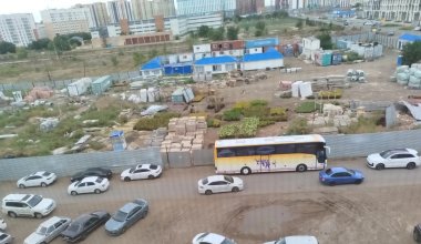 Шла мимо стройки: забор рухнул на девочку в Астане