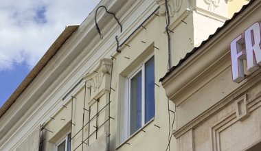 «Не переживёт вашу реновацию»: в Астане при ремонте повредили историческую лепнину
