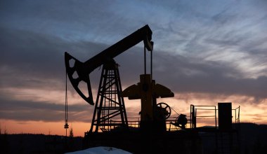 Цены на нефть приблизились к историческому рекорду из-за проблем с поставками