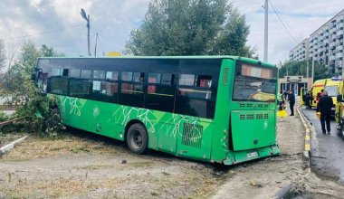 Автобус протаранил легковушку в Семее, есть пострадавшие