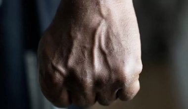 В Шымкенте мужчина жестоко избил жену на глазах у детей