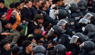 В испанской Сеуте сотни мигрантов переселили с пляжей в палаточный лагерь