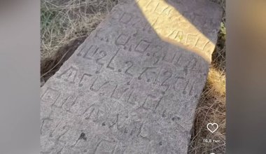 «Похоже на историческую находку»: сельчане нашли камень с загадочной надписью в Жетысуской области