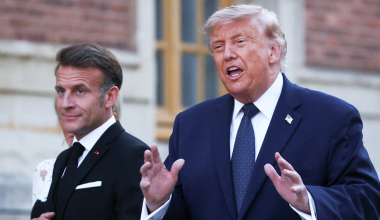 Макрон ответил Трампу после появления французских территорий под флагом США