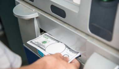 Доллар после выходных: почем продают валюту в обменниках