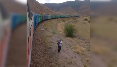 Машинист грузового поезда спас четырёхлетнего ребёнка в степи
