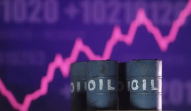 Нефть подешевела до $100 на фоне надежд на переговоры США и Ирана