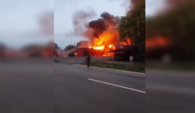 «Весь дом затрясся»: в Семее взорвался газгольдер на автомойке