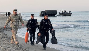 Более 250 человек и 20 воздушных судов подключили к поискам военных на Каспии