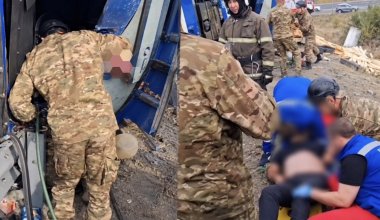 Грузовик перевернулся на трассе в Караганде - водителя зажало в кабине