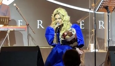 Азербайджанская певица провела минуту молчания в память о погибших на Каспии