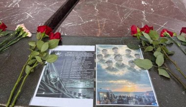 В Актау несут цветы в память о погибших военнослужащих