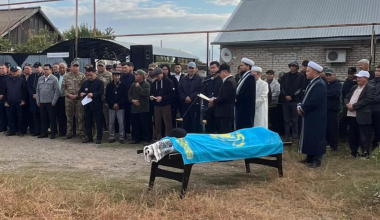 В ЗКО похоронили погибших во время учений на Каспии военнослужащих