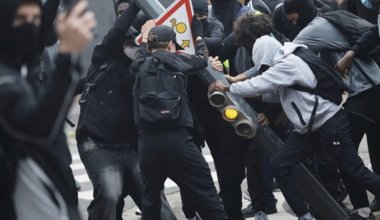 «Уроков больше, чем сна»: французские школьники устроили массовые протесты