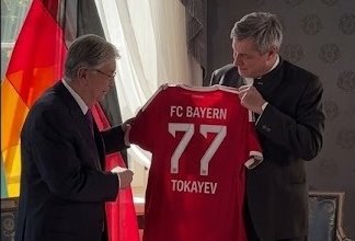 Токаев получил именную футболку «Баварии» в Мюнхене