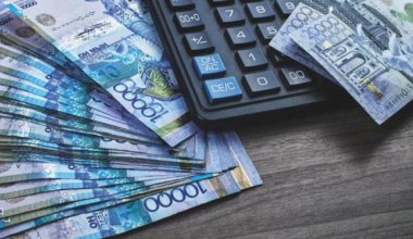 Осталась ли наличка у казахстанцев? Экономист сравнил Казахстан с США и Британией