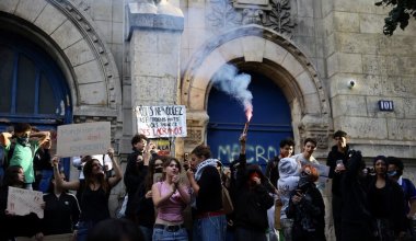 Во Франции из-за массовых протестов школьников закрылись около 400 лицеев