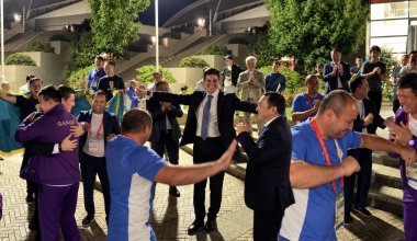 Зять Мирзиёева и Шахмурат Муталип танцем отпраздновали победы боксеров на Азиаде