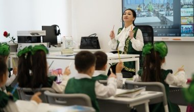 600 тысяч педагогов: сколько получают и как работают учителя в Казахстане