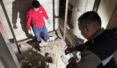Лифт сорвался с третьего этажа в Атырау, пострадали люди