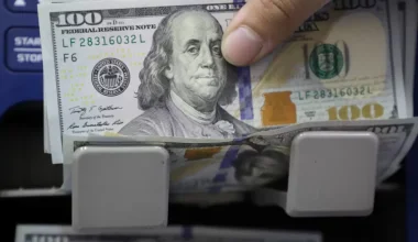 Доллар прибавил 7 тенге на KASE: что происходит с курсом?