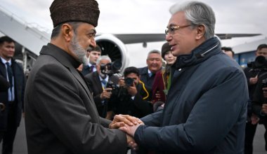 Султана Омана встретили в Астане истребителями и почётным караулом