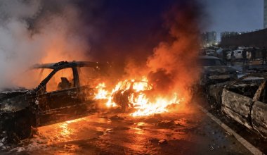 Пять автомобилей сгорели на парковке в Астане