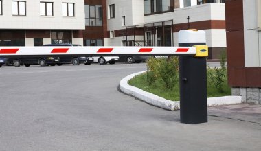 Охранник отказал в проезде алматинцу и получил 10 суток ареста