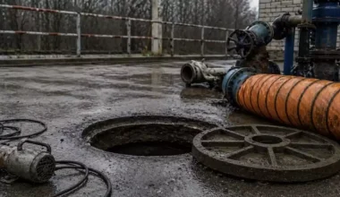 Два молодых рабочих задохнулись в колодце посреди Шымкента