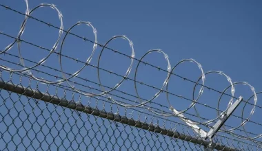 Сломал арматуру, залез на крышу и перелез через колючку: заключённый сбежал из ИВС в Актюбинской области