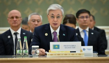 Казахстан не хочет выбирать между Россией и Западом: политологи объяснили сигналы Токаева