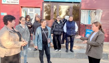 Учёба подорожала почти вдвое: студенты устроили протест у колледжа в Актобе