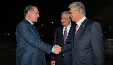 Токаев прибыл в Ереван для участия в Саммите лидеров по биоразнообразию