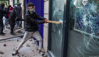 Камни, баррикады и слезоточивый газ: в Албании студенты третий день воюют с полицией