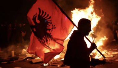 Премьер Албании обвинил «внешние силы» в массовых протестах против него