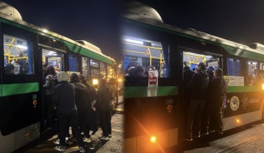 «Люди не могут даже зайти»: алматинцы пожаловались на переполненные автобусы