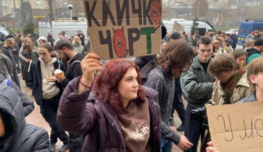 В Киеве сотни людей вышли на митинг с требованием отставки Кличко