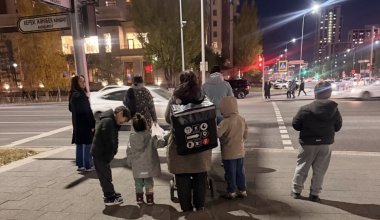 Маму-курьера с пятью детьми заметили в Астане