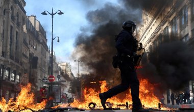 Мэрии горят, магазины громят: во Франции вспыхнули массовые протесты
