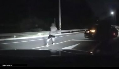 Казахстанцы погнались за машиной и пинали её на дороге в Корее: одного задержали